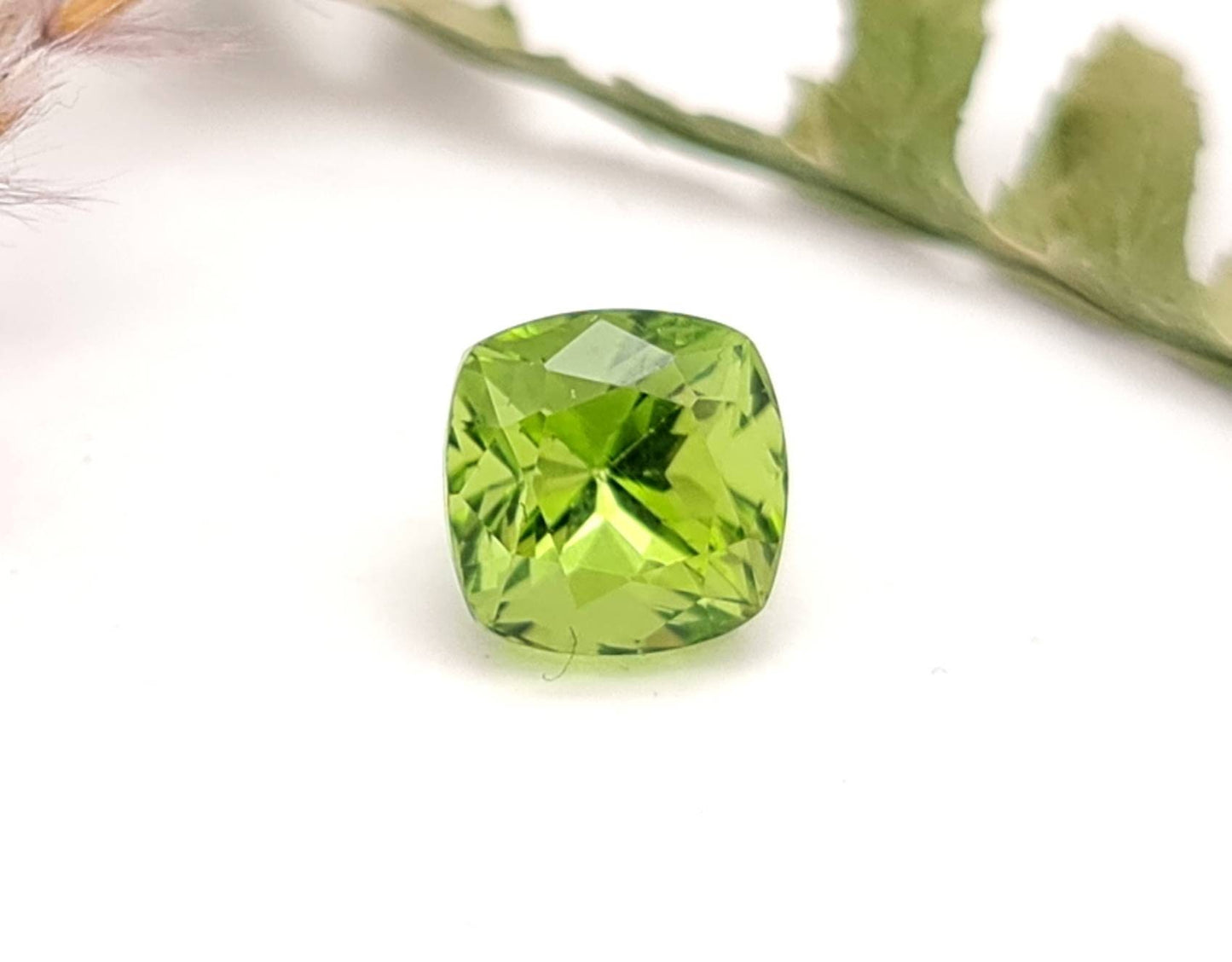 Echter grüner Peridot facettiert quadrat 8x8mm (Nr.1060)