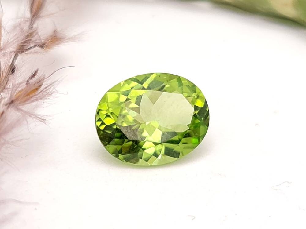 Echter grüner Peridot facettiert oval 10x8mm 2,33ct (Nr.1061)