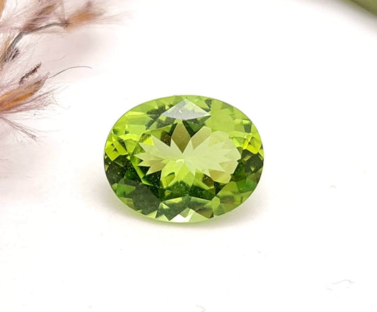 Echter grüner Peridot facettiert oval 10x8mm 2,33ct (Nr.1061)