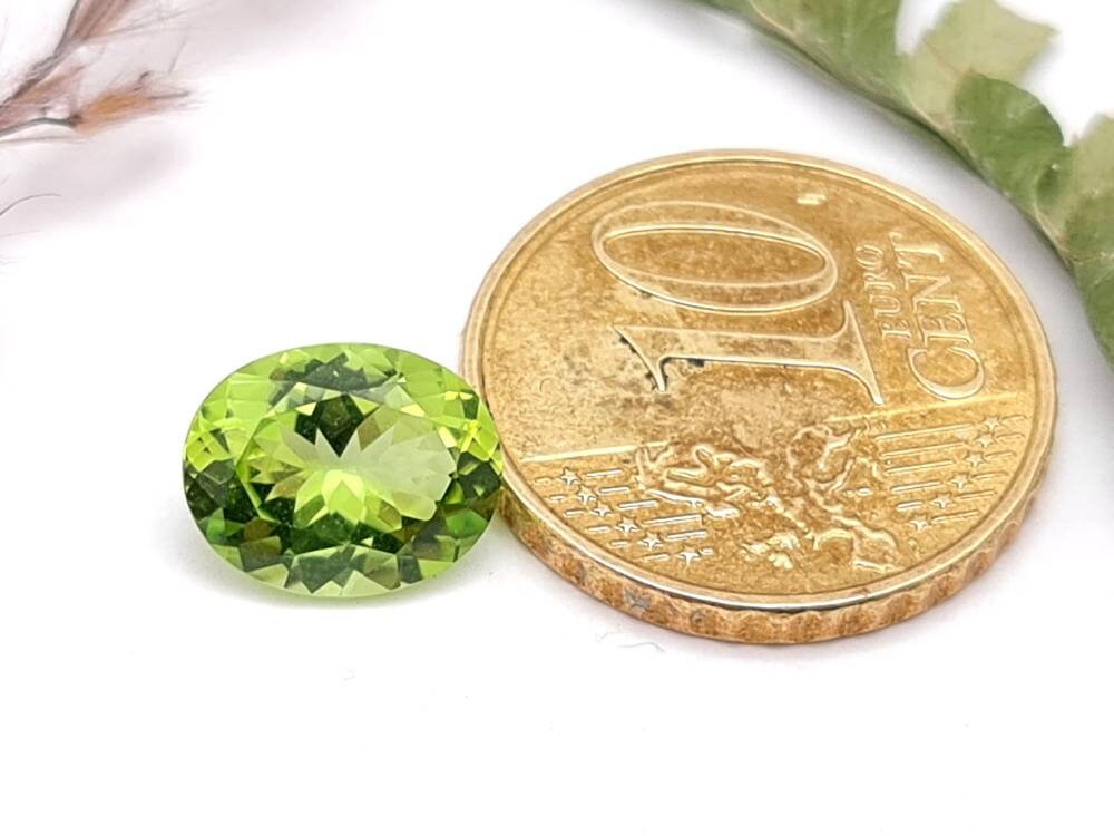 Echter grüner Peridot facettiert oval 10x8mm 2,33ct (Nr.1061)