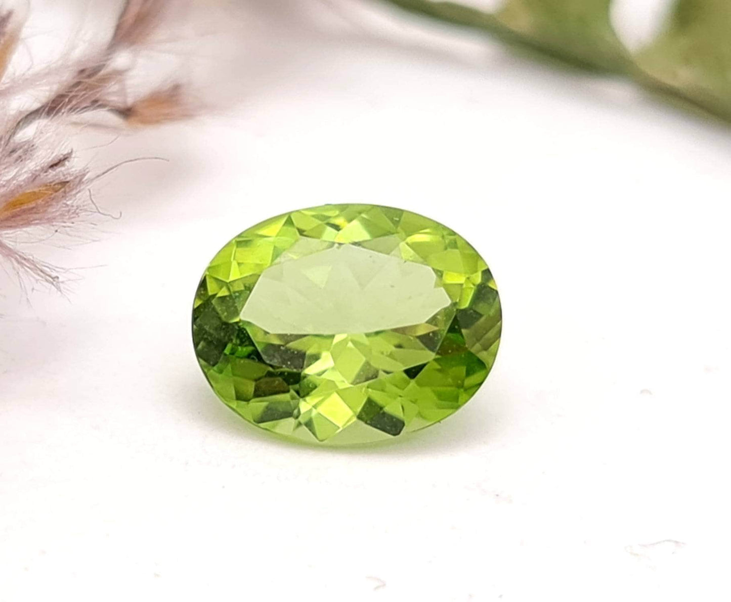 Echter grüner Peridot facettiert oval 10x8mm 2,33ct (Nr.1061)