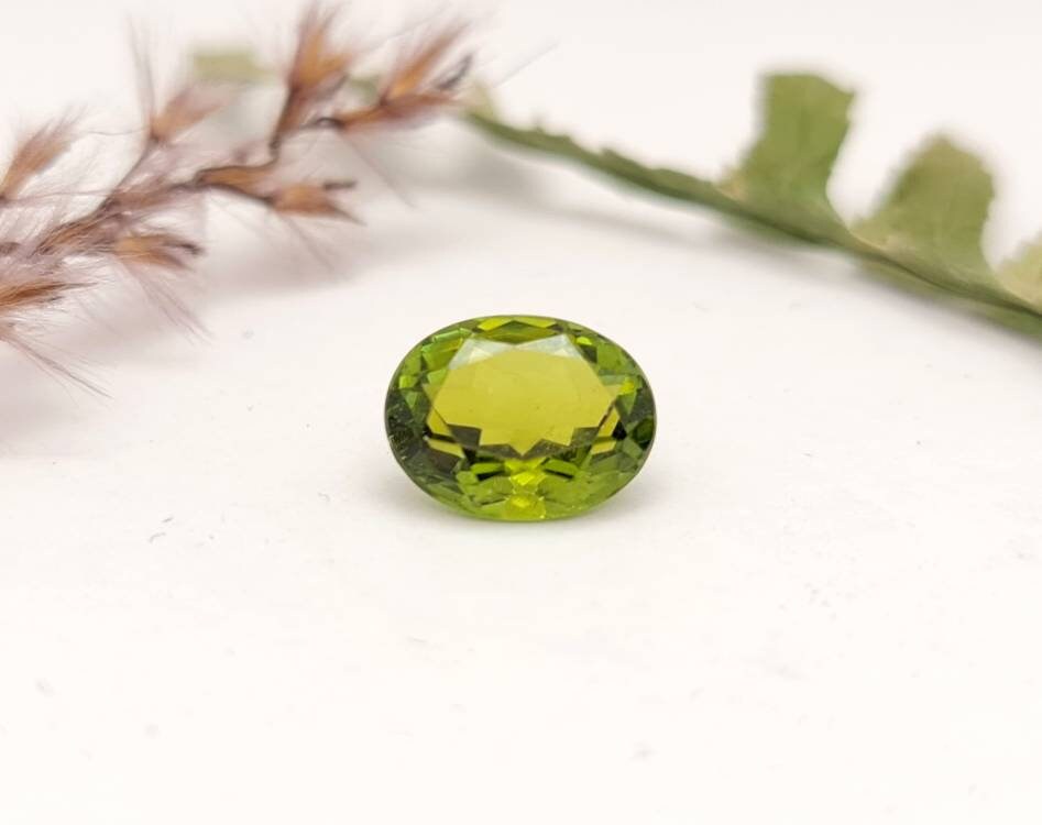 Echter grüner Peridot facettiert oval 8x6mm 1,84ct (Nr.1063)