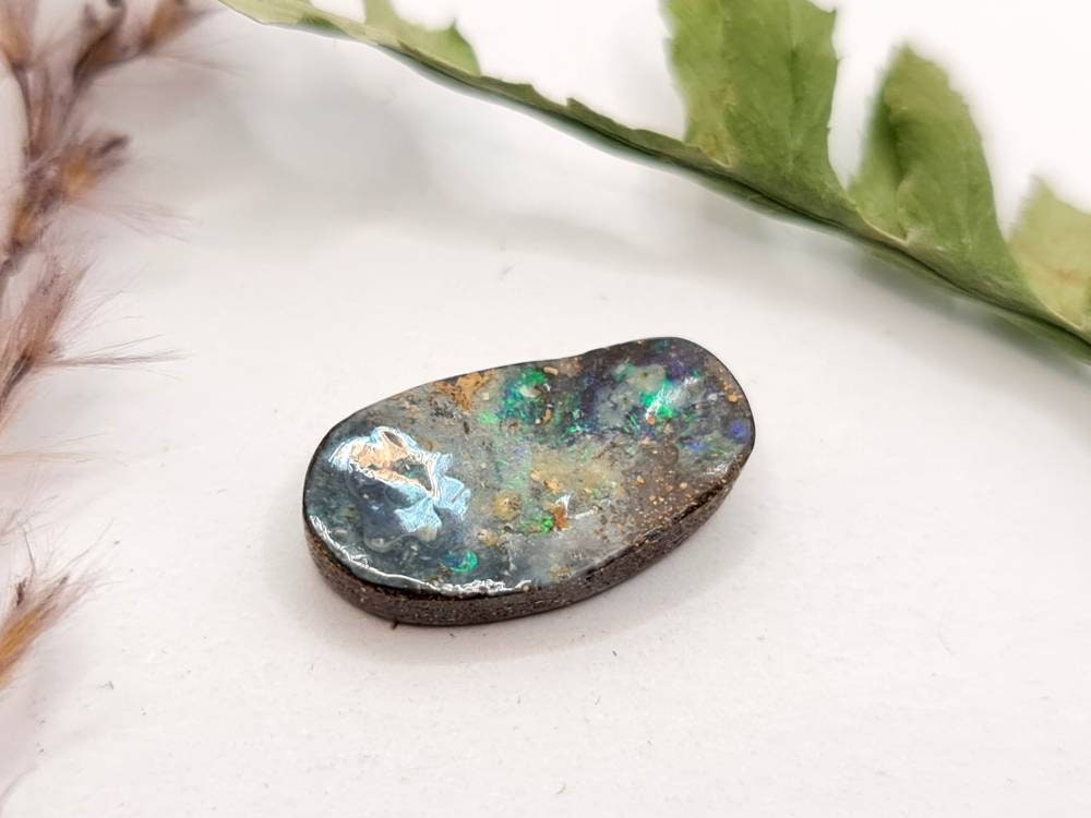 Echter australischer Opal aus Queensland, grün braun 15x8,4mm 3,03ct (Nr.640)