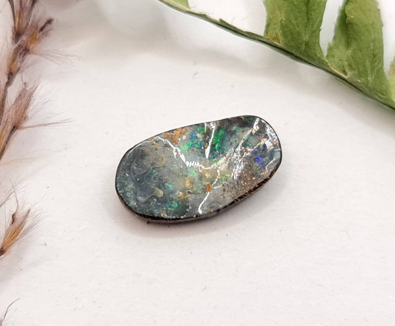 Echter australischer Opal aus Queensland, grün braun 15x8,4mm 3,03ct (Nr.640)