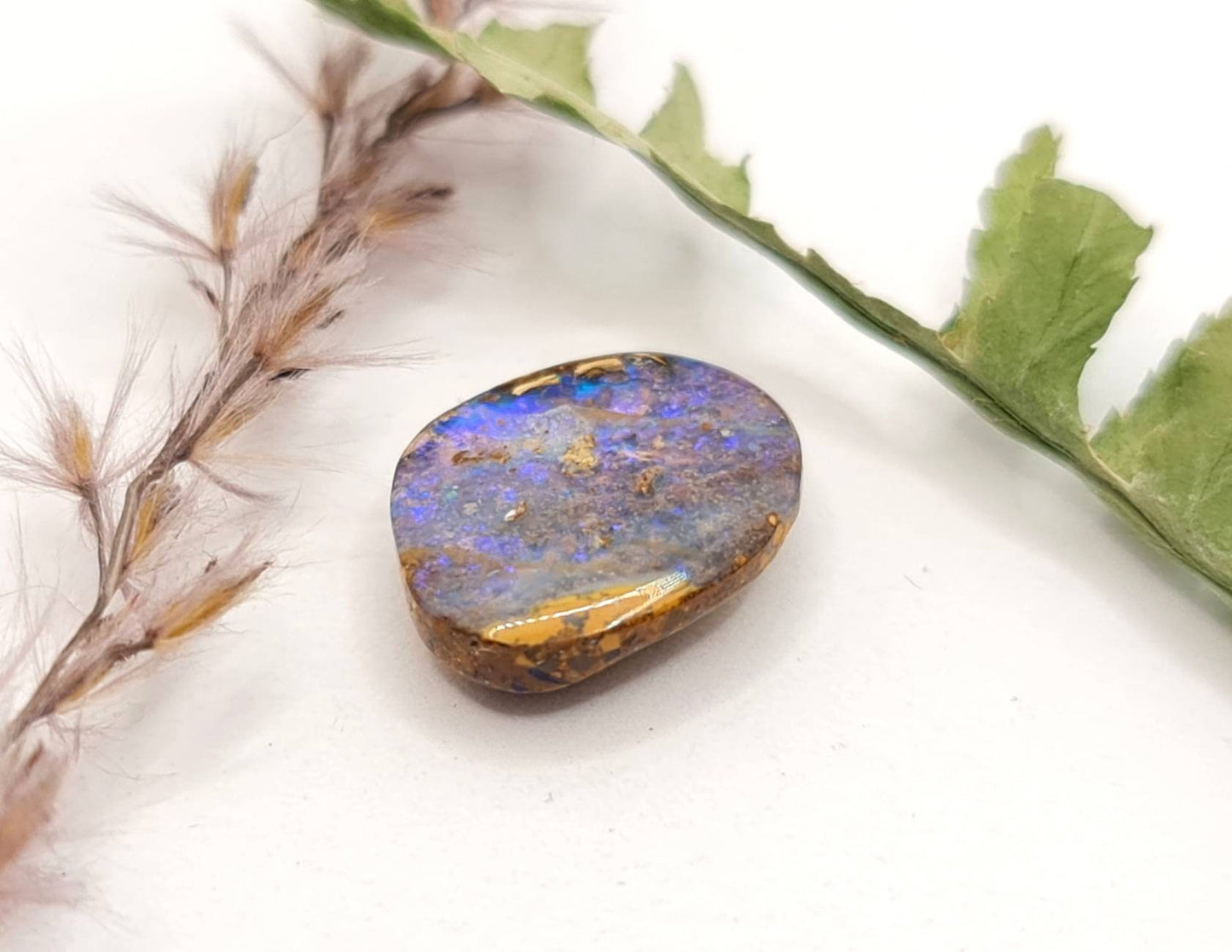 Echter australischer Boulderopal, violett lila grün braun 13,3x11mm 3,87ct (Nr.641)