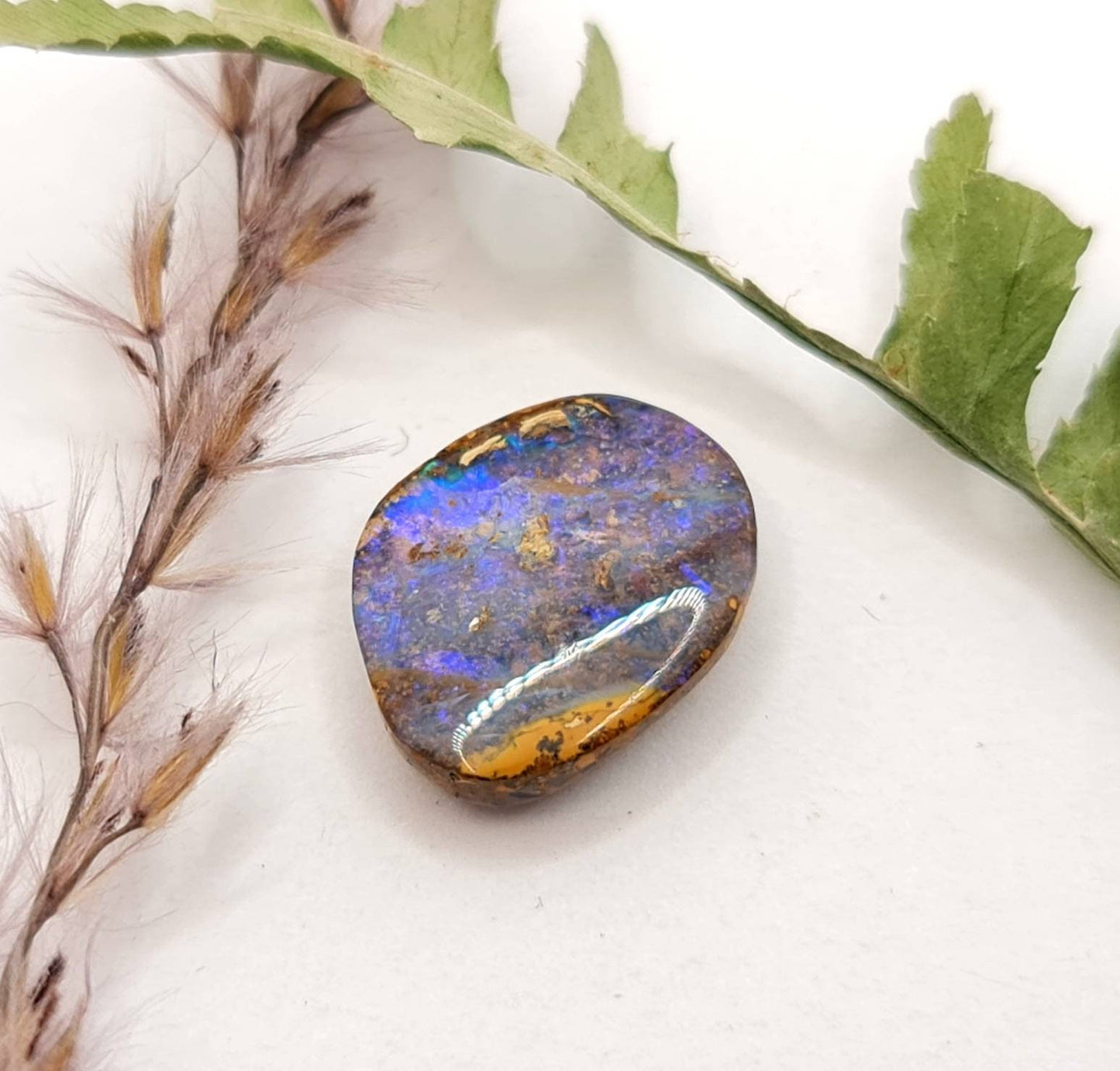 Echter australischer Boulderopal, violett lila grün braun 13,3x11mm 3,87ct (Nr.641)