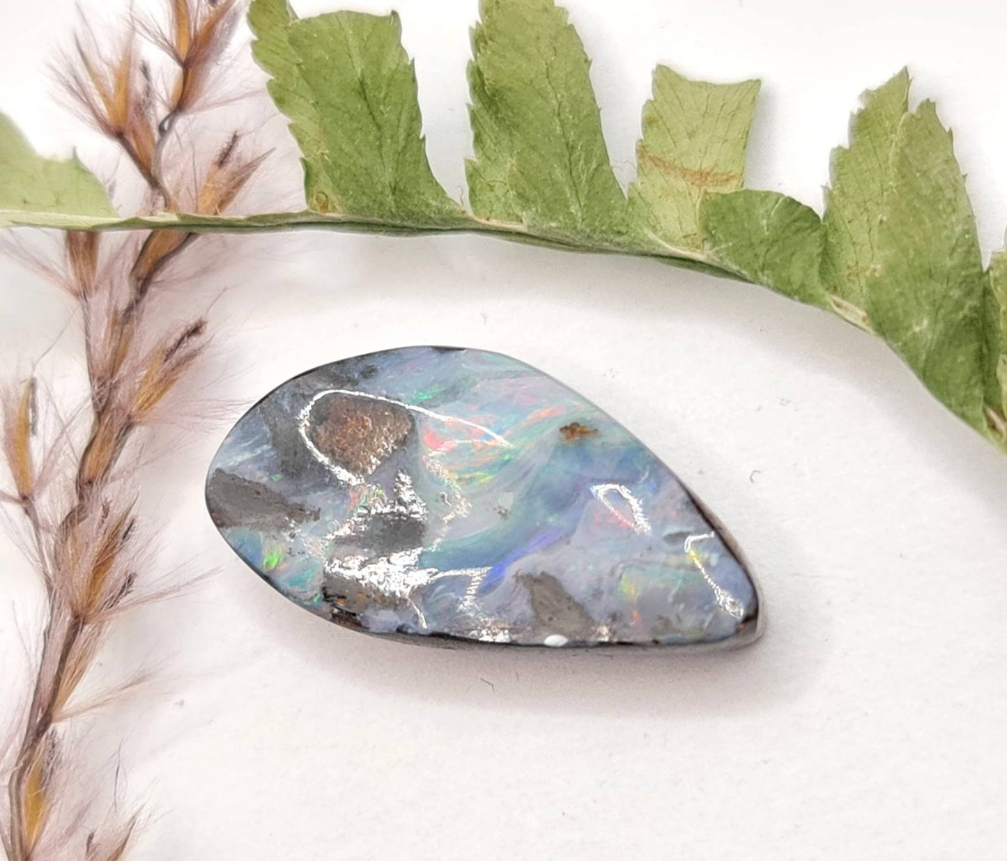 Echter australischer Boulderopal, Carving, Queensland multicolor 21x11mm 9,54ct (Nr.649)