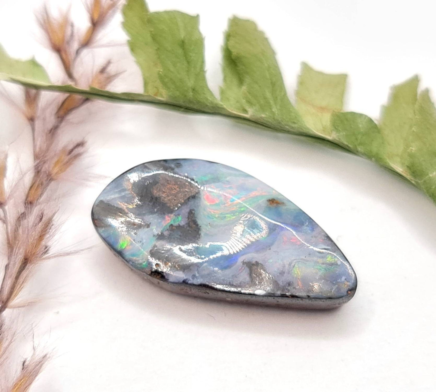 Echter australischer Boulderopal, Carving, Queensland multicolor 21x11mm 9,54ct (Nr.649)