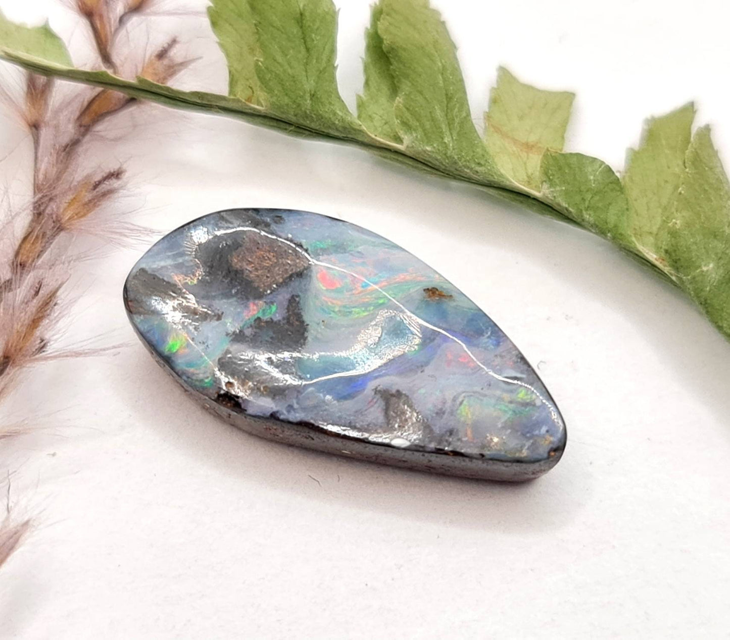 Echter australischer Boulderopal, Carving, Queensland multicolor 21x11mm 9,54ct (Nr.649)