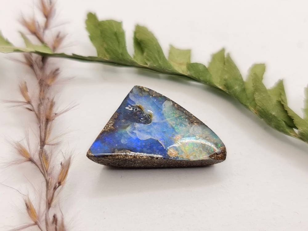 Echter australischer Boulderopal Queensland blau multicolor braun 17,8x15,4mm 10,53ct (Nr.655)