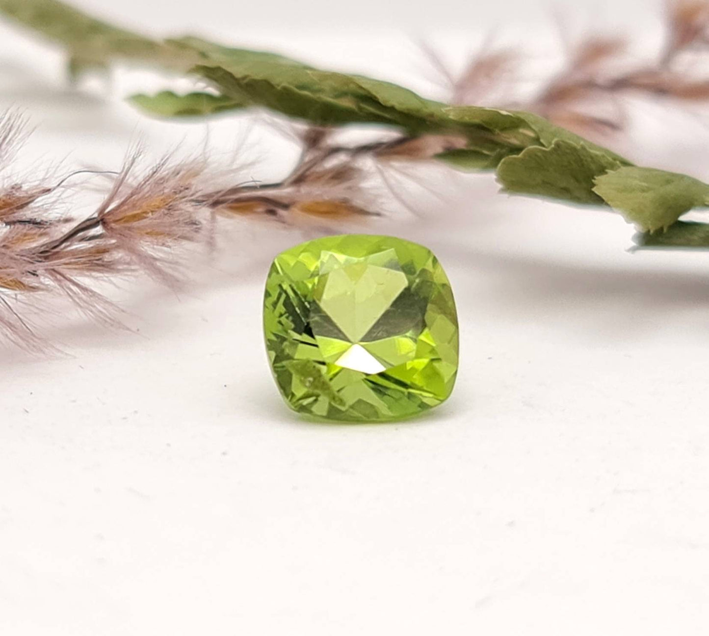 Echter grüner Peridot facettiert Quadrat 8mm (Nr.1067)