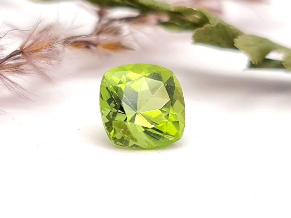 Echter grüner Peridot facettiert Quadrat 8mm (Nr.1067)