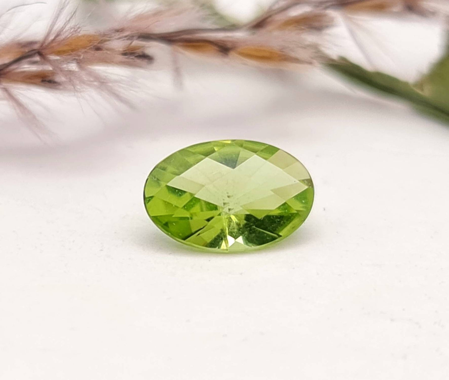 Echter grüner Peridot facettiert oval Checkerboard 1,35ct (Nr.1071)