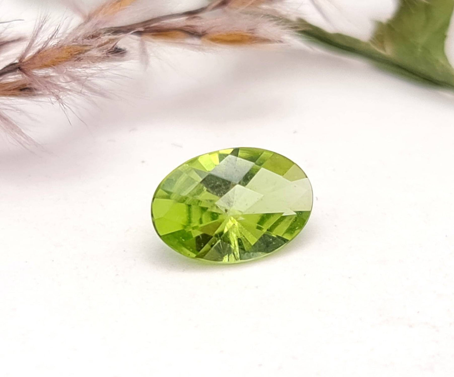 Echter grüner Peridot facettiert oval Checkerboard 1,35ct (Nr.1071)