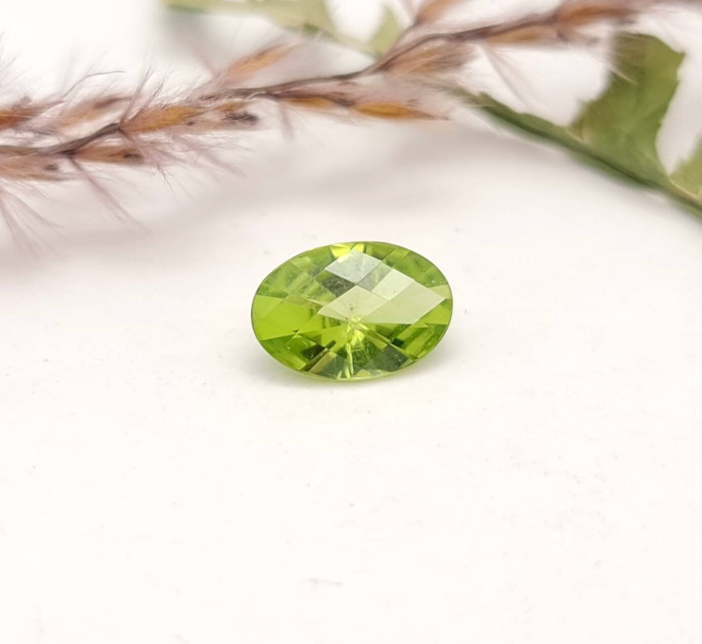 Echter grüner Peridot facettiert oval Checkerboard 1,35ct (Nr.1071)