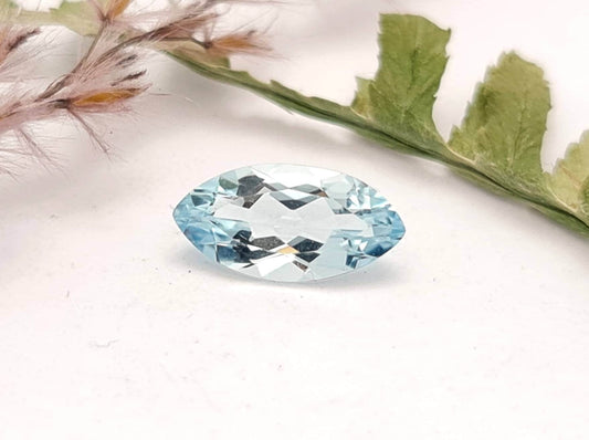 Echter facettierter Aquamarine navette blau 12x6,6mm 1,22ct (Nr.1077)