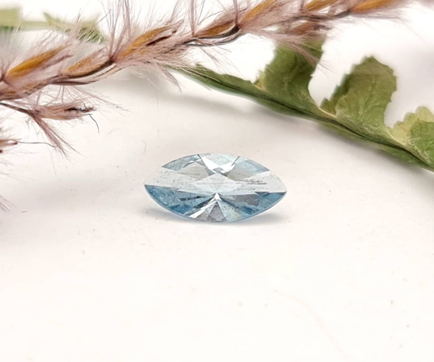 Echter facettierter Aquamarine navette blau 10,1x4,8mm 0,77ct (Nr.1078)