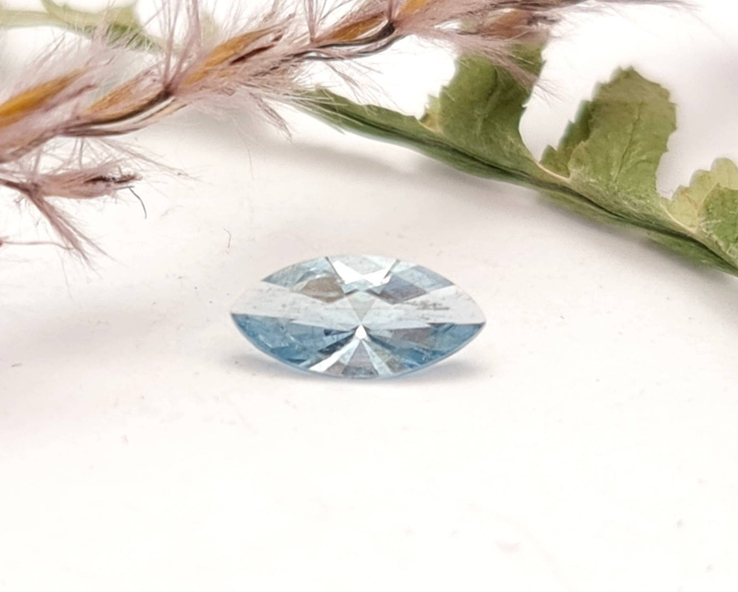 Echter facettierter Aquamarine navette blau 10,1x4,8mm 0,77ct (Nr.1078)