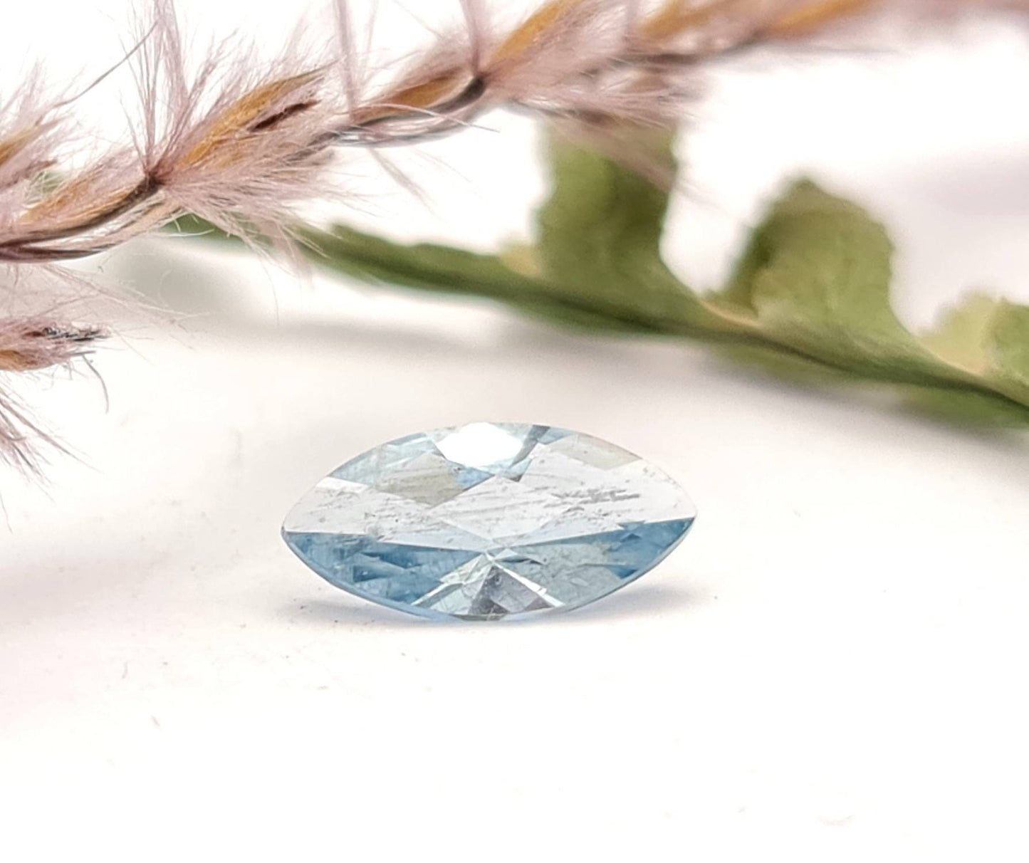 Echter facettierter Aquamarine navette blau 10,1x4,8mm 0,77ct (Nr.1078)