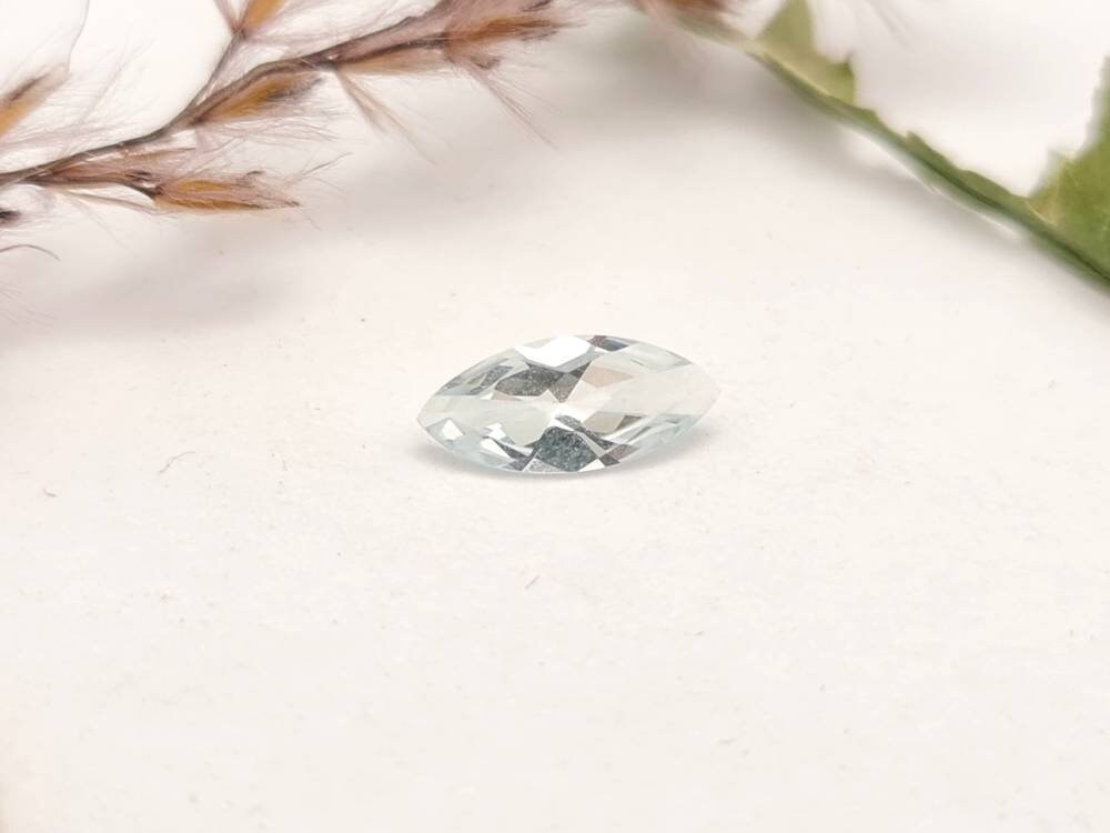 Echter facettierter Aquamarine navette blau 9,7x4,3mm 0,3ct (Nr.1080)