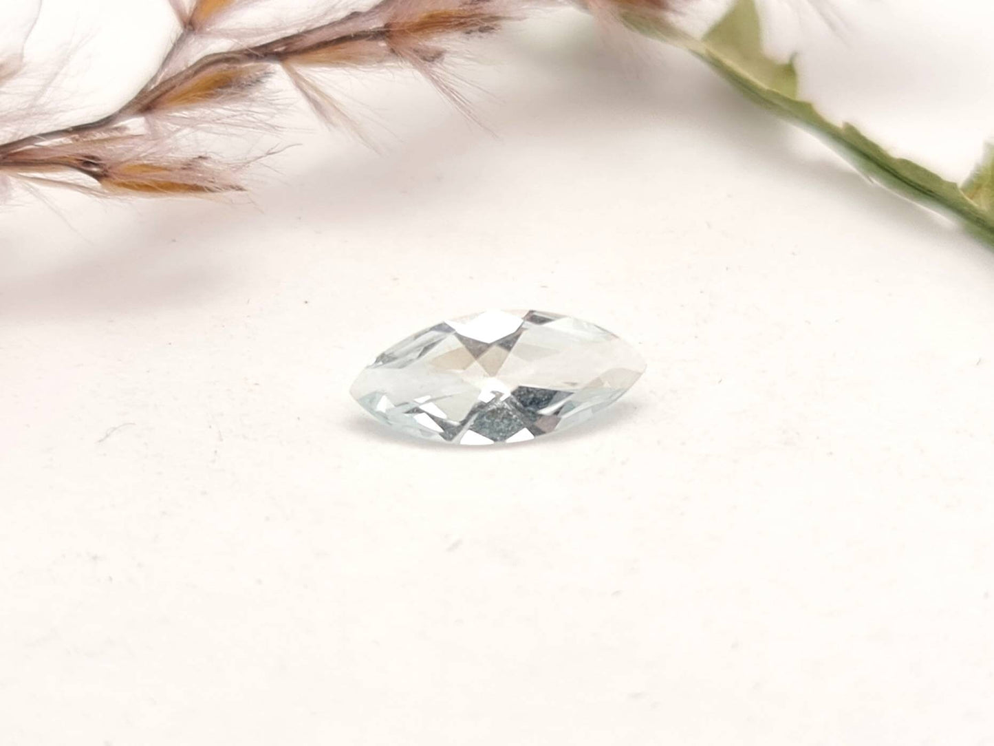 Echter facettierter Aquamarine navette blau 9,7x4,3mm 0,3ct (Nr.1080)