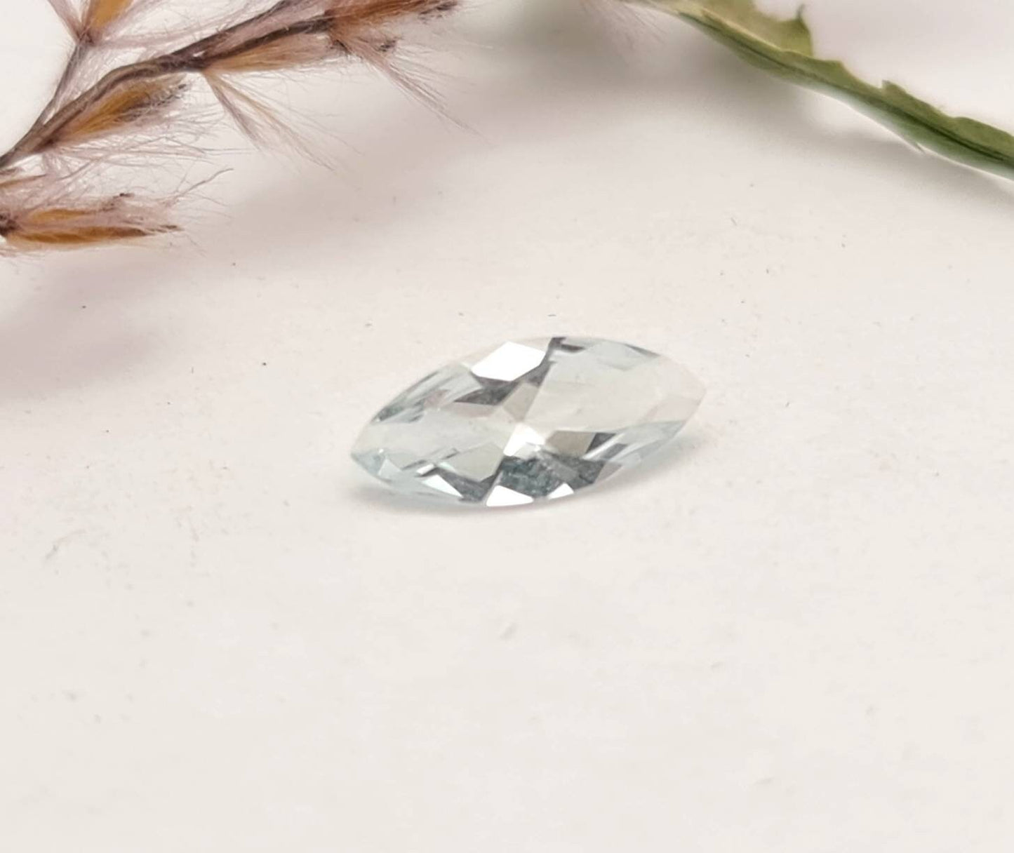 Echter facettierter Aquamarine navette blau 9,7x4,3mm 0,3ct (Nr.1080)