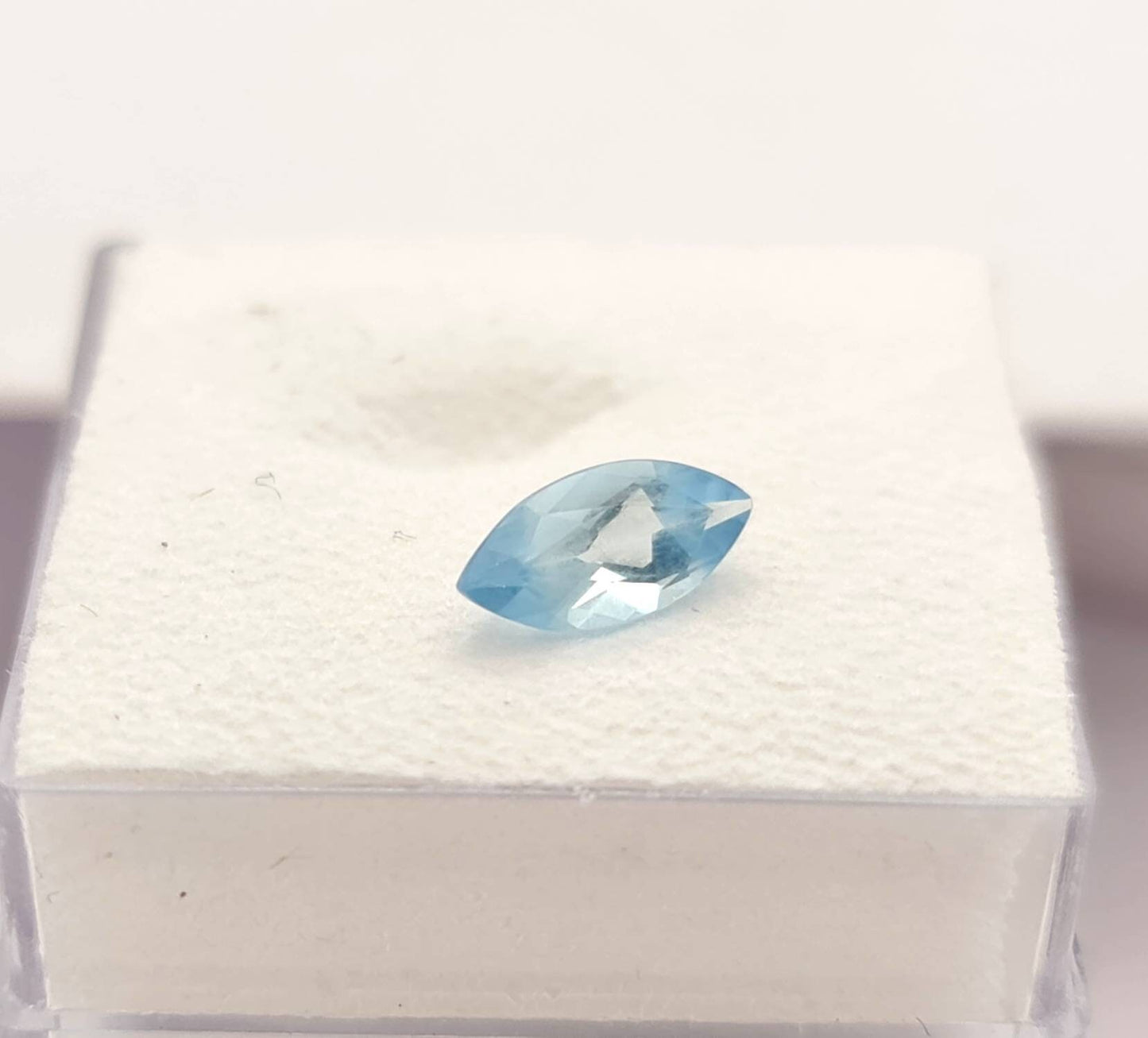 Echter facettierter Aquamarin navette blau 8x4mm 0,36ct (Nr.1083)