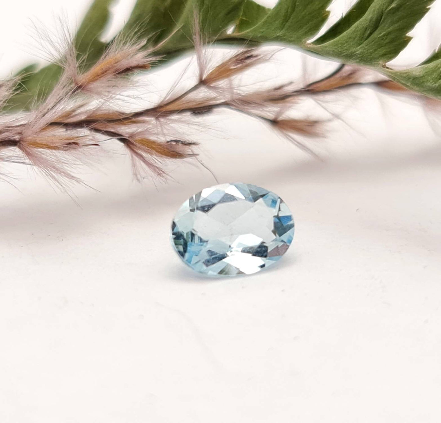 Echte facettierte Aquamarine oval blau 8x6mm 0,77ct (Nr.1085)