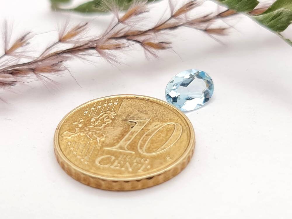 Echte facettierte Aquamarine oval blau 8x6mm 0,77ct (Nr.1085)