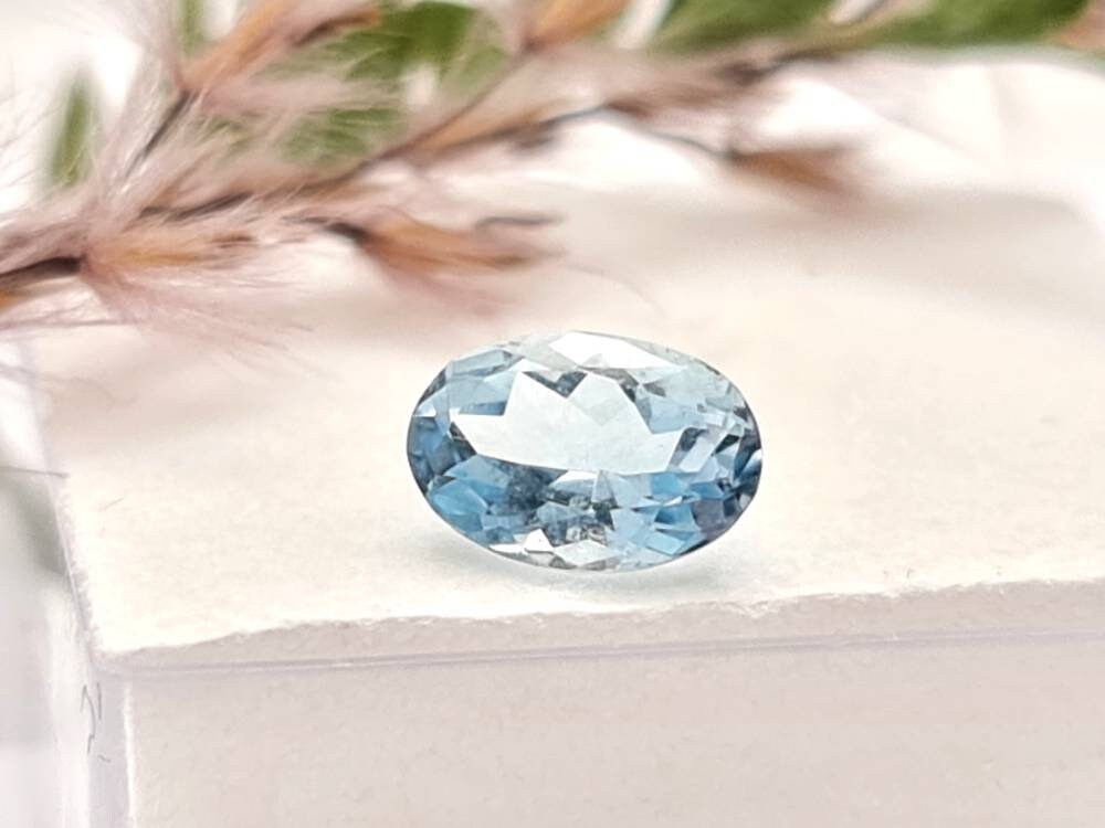 Echte facettierte Aquamarine oval blau 7x5,1mm 0,49ct (Nr.1086)