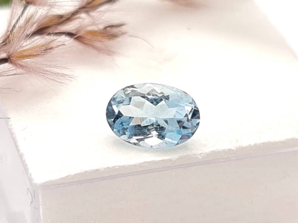 Echte facettierte Aquamarine oval blau 7x5,1mm 0,49ct (Nr.1086)