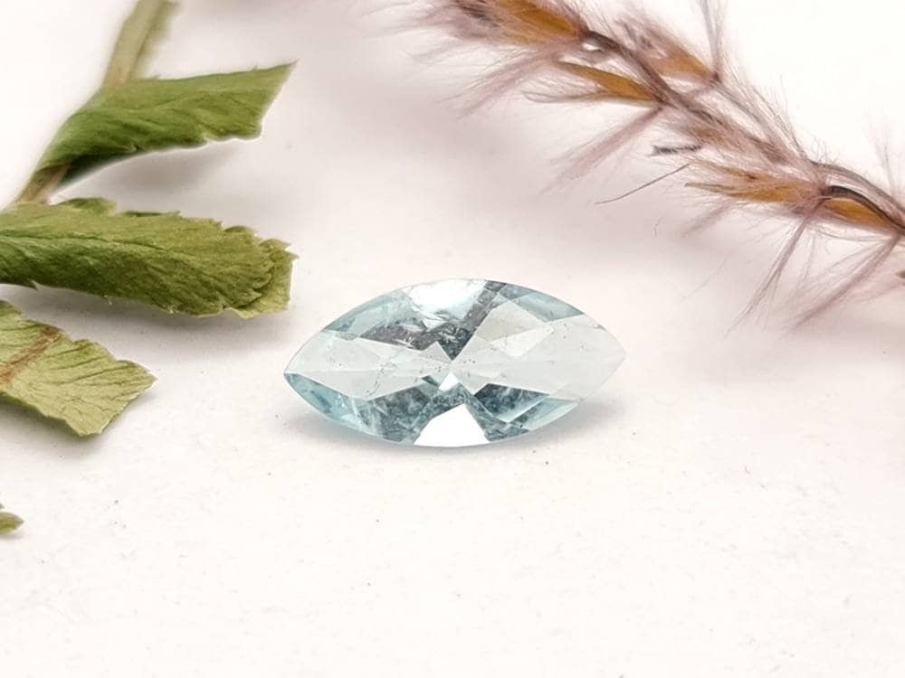 Echter facettierter Aquamarin navette blau 11,4x5,5mm 1,02ct (Nr.1091)