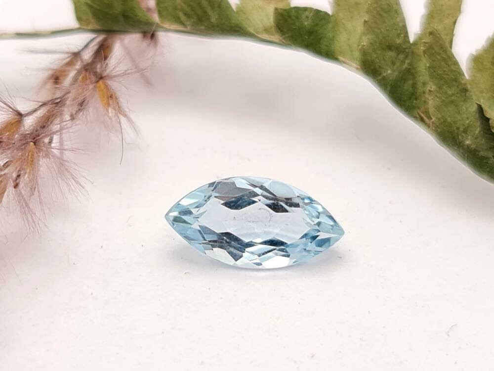 Echter facettierter Aquamarin navette blau 12x6mm 1,3ct (Nr.1093)