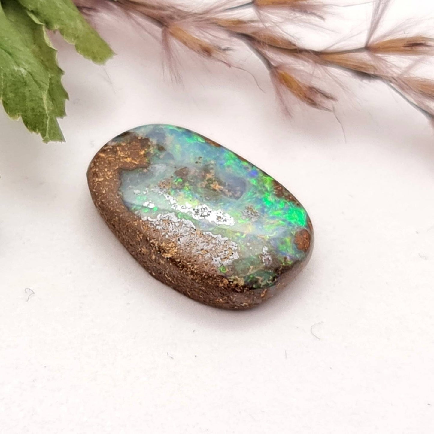 Echter australischer Boulderopal, Cabochon oval Queensland grün braun 15x9,6mm 5,46ct (Nr. 660)