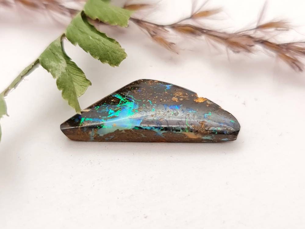 Echter australischer Boulderopal, Matrixopal brilliantes grün in braun 24,1x9,7mm 6,56ct (Nr.674)