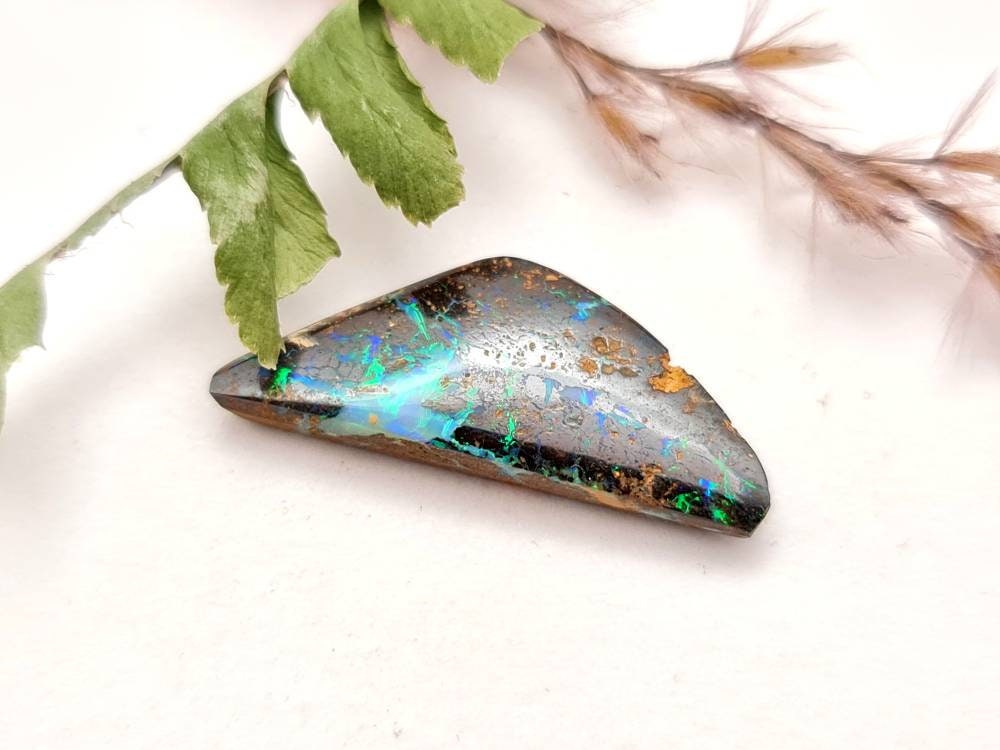 Echter australischer Boulderopal, Matrixopal brilliantes grün in braun 24,1x9,7mm 6,56ct (Nr.674)