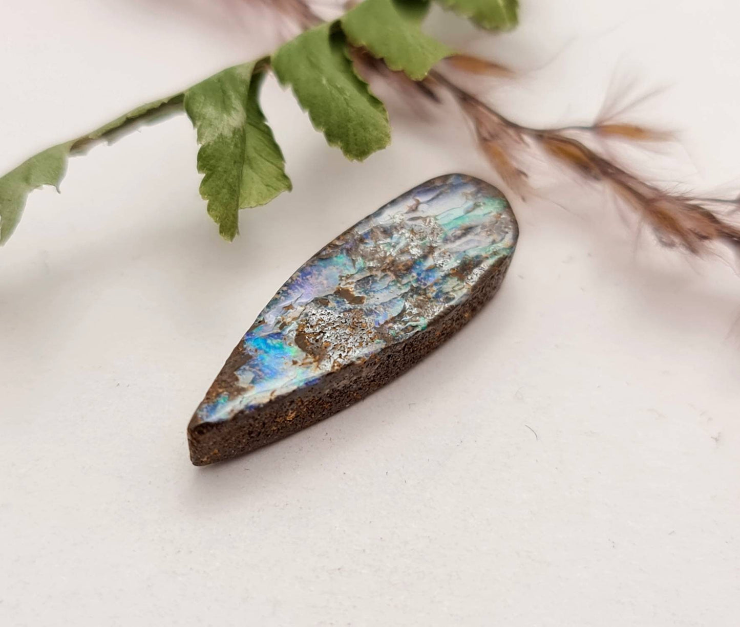 Echter australischer Opal Boulderopal grün blau braun 24,3x7,9mm 7,07ct (Nr.676)