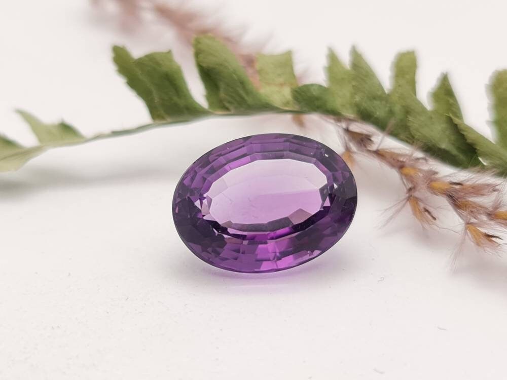 Echter facettierter Amethyst oval violett lila 17x12,8mm 12,26ct (Nr.700)