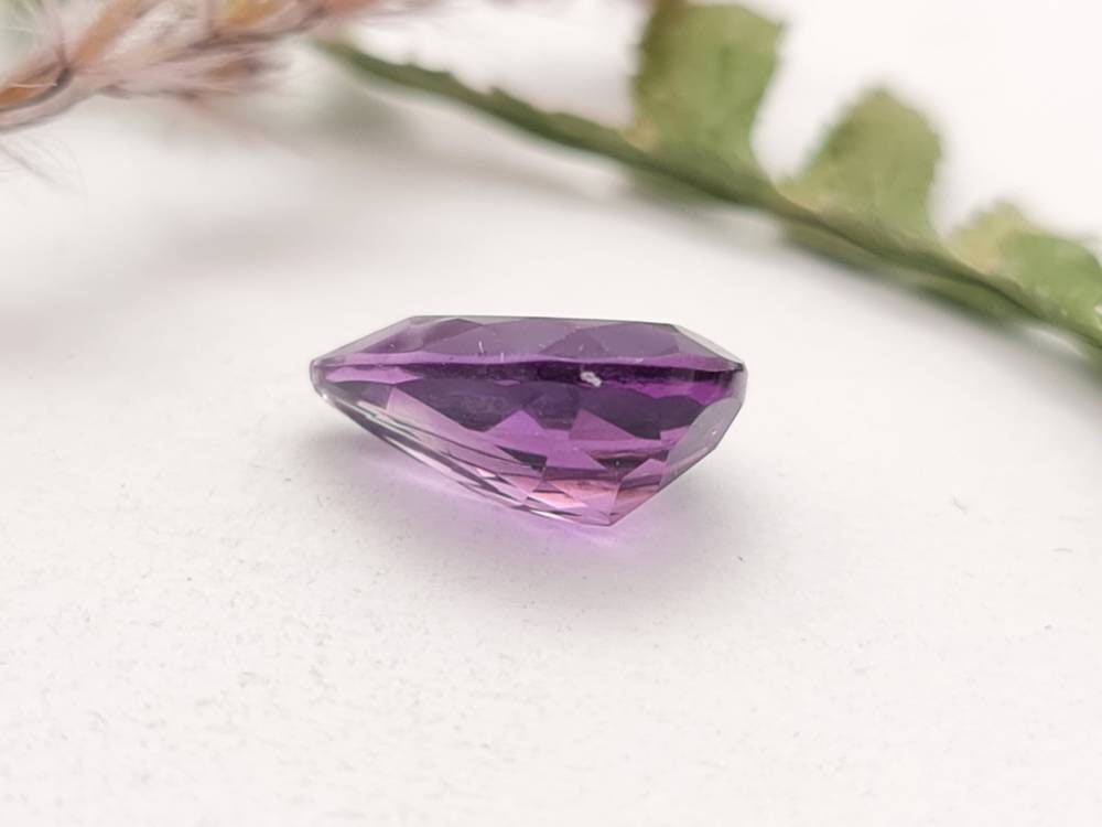 Echter facettierter Amethyst Tropfen violett lila 13,3x9,6mm 3,73ct (Nr.758)