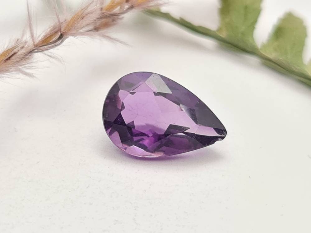 Echter facettierter Amethyst Tropfen violett lila 13,3x9,6mm 3,73ct (Nr.758)