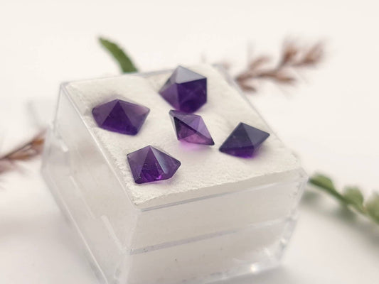 Echte facettierte Amethyst Spitzen, unregelmäßig facettiert dunkel violett 5 Stück insgesamt 5,5ct (Nr.811)