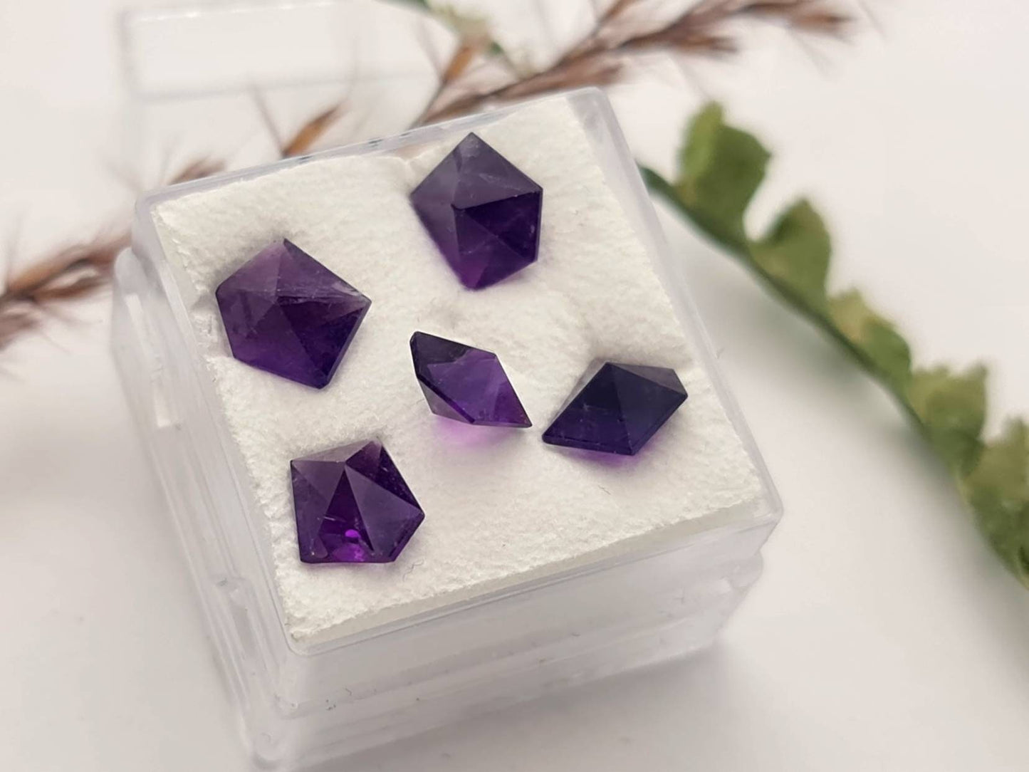 Echte facettierte Amethyst Spitzen, unregelmäßig facettiert dunkel violett 5 Stück insgesamt 5,5ct (Nr.811)