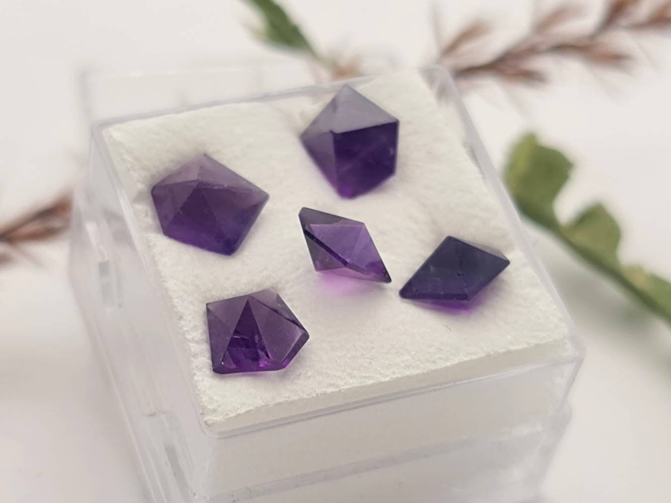 Echte facettierte Amethyst Spitzen, unregelmäßig facettiert dunkel violett 5 Stück insgesamt 5,5ct (Nr.811)