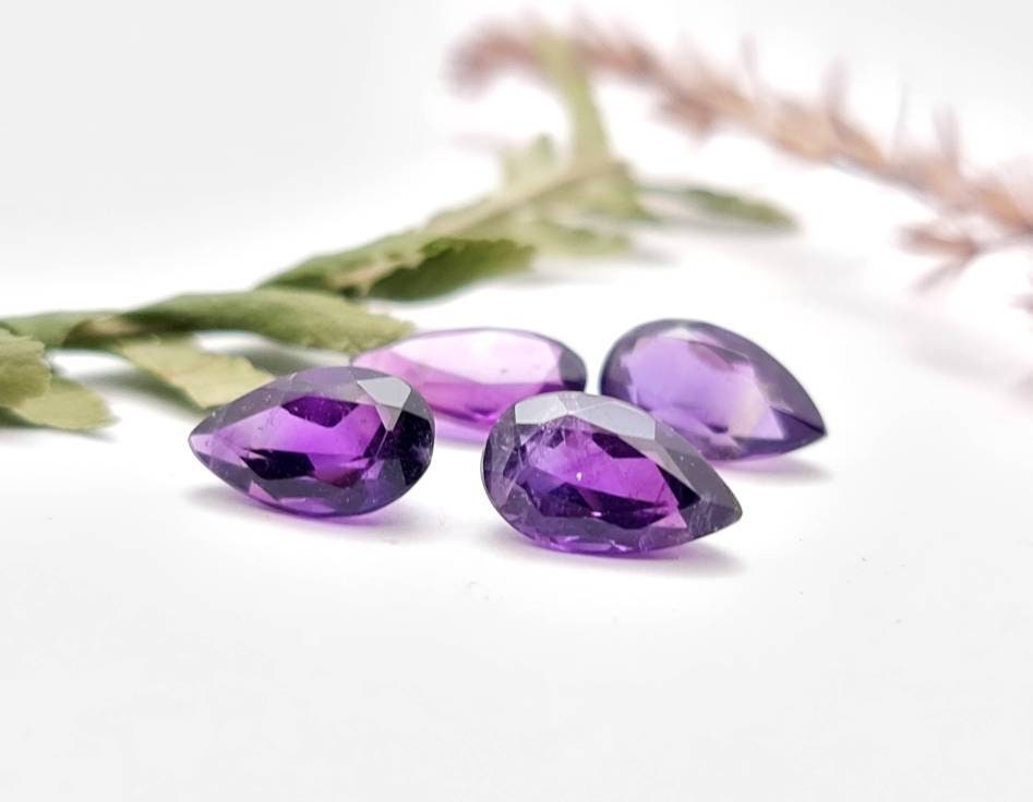 Echter facettierter Amethyst Tropfen Lot aus 4 Stück, violett lila 10x6mm 6,2ct (Nr.832)