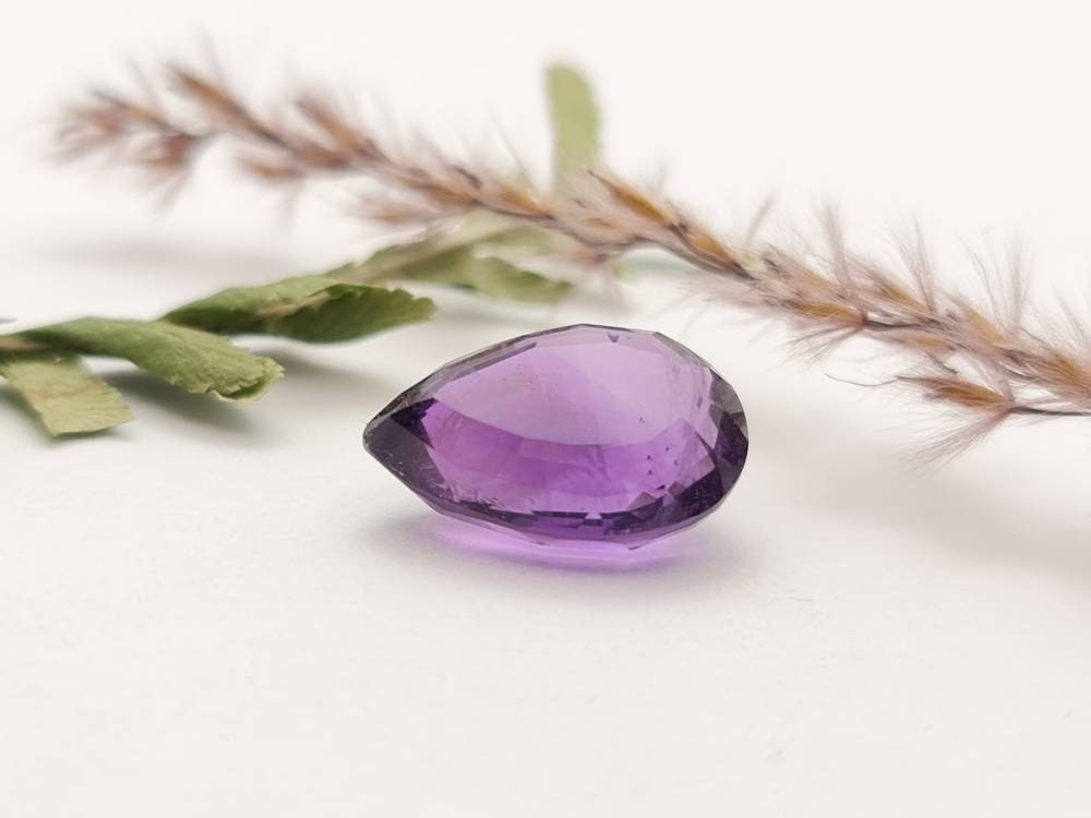 Echter facettierter Amethyst Tropfen, violett lila 16x11mm 8,6ct (Nr.866)