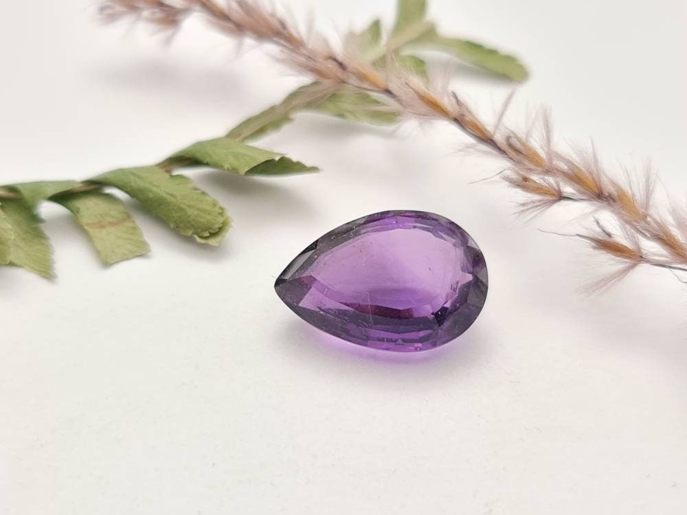 Echter facettierter Amethyst Tropfen, violett lila 16x11mm 8,6ct (Nr.866)