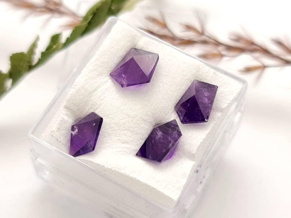 Echte facettierte Amethyst Spitzen, Lot, unregelmäßig  , violett lila 4 Stück 5,69ct (Nr.879)