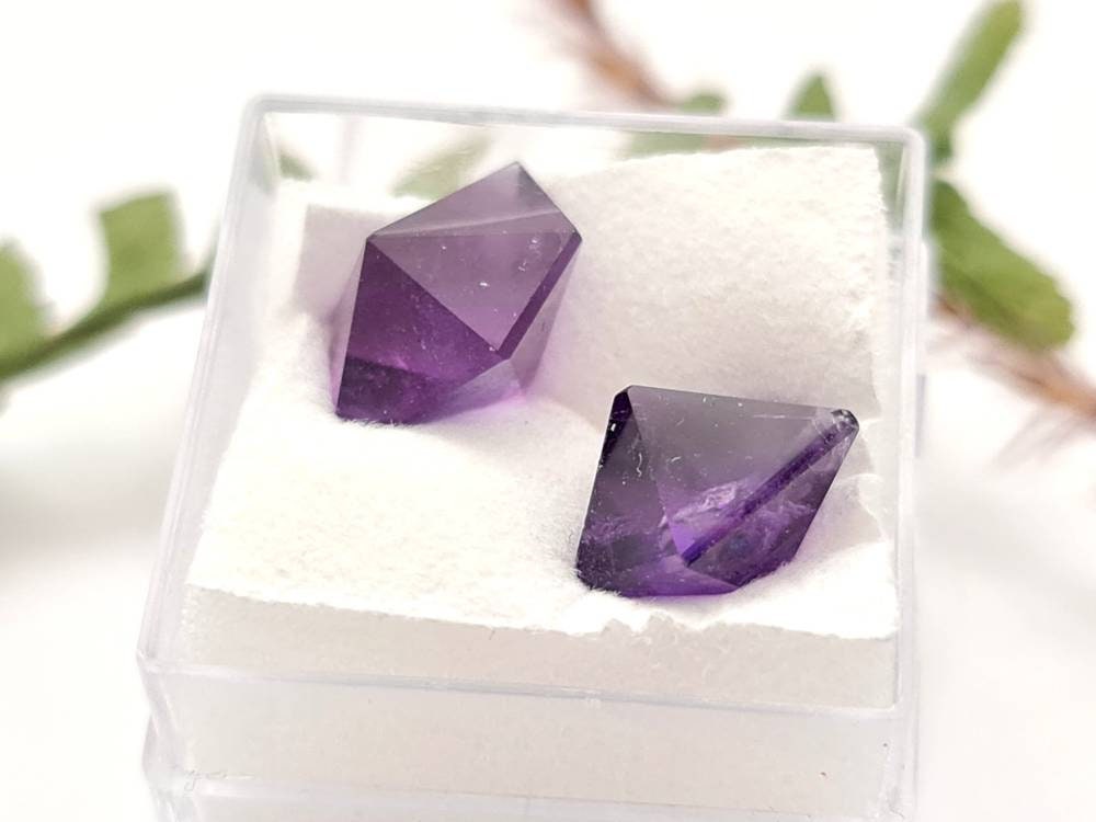 Echte facettierte Amethyst Spitzen, Lot, unregelmäßig  , violett lila 2 Stück 9,78ct (Nr.884)