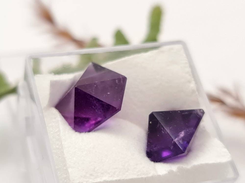 Echte facettierte Amethyst Spitzen, Lot, unregelmäßig  , violett lila 2 Stück 9,78ct (Nr.884)