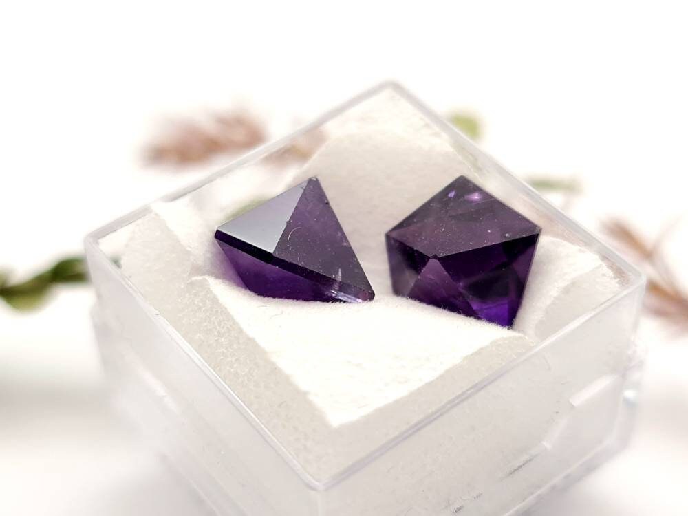 Echte facettierte Amethyst Spitzen, Lot, unregelmäßig  , violett lila 2Stück 9,3ct (Nr.893)